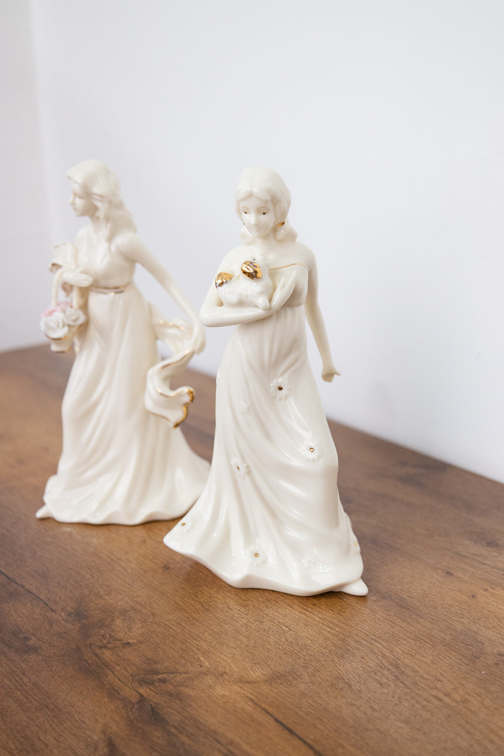 Dama de porcelana con detalles en dorado