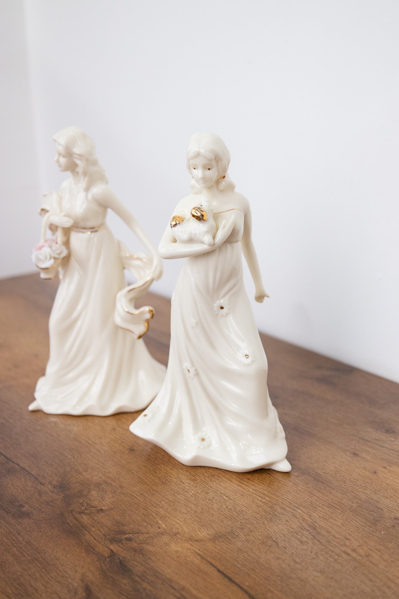 Dama de porcelana con detalles en dorado