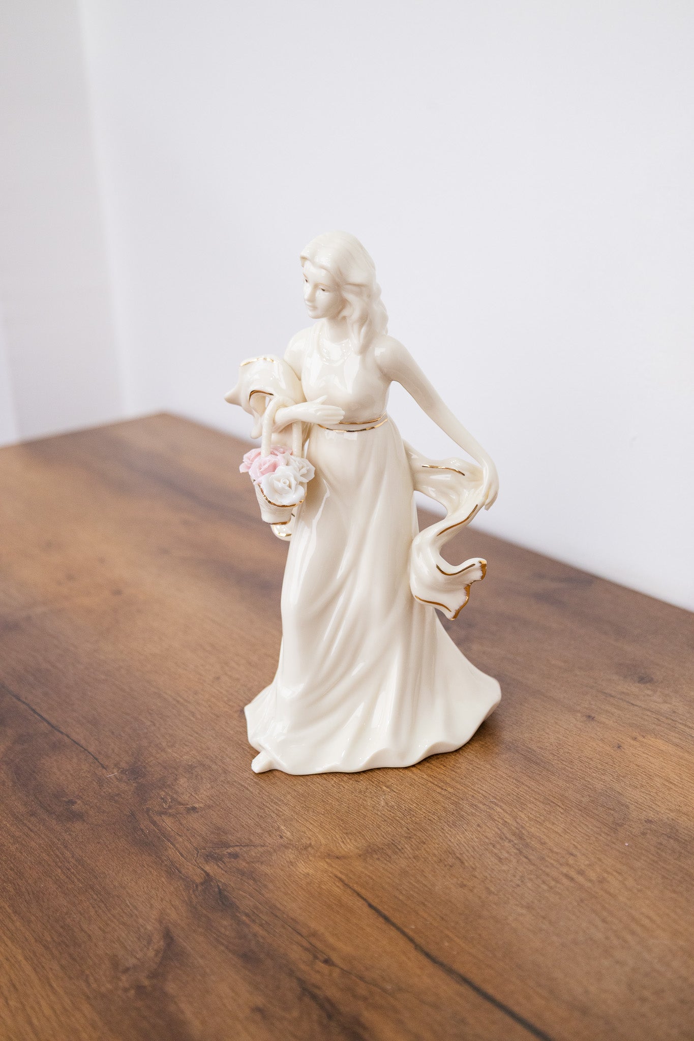 Dama de porcelana con detalles en dorado