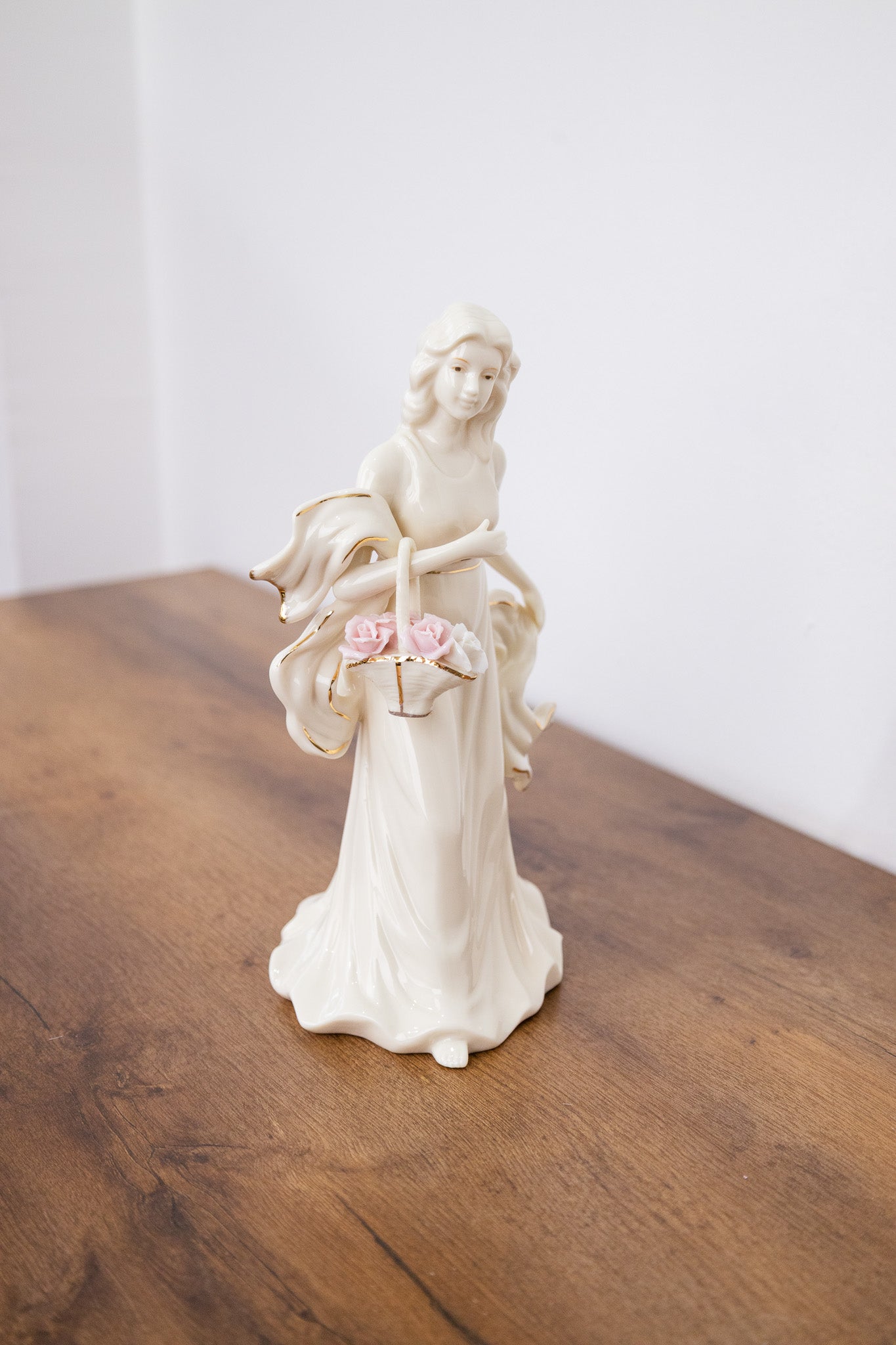 Dama de porcelana con detalles en dorado