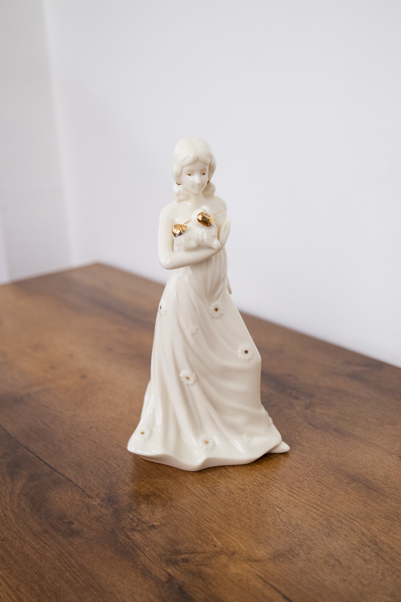 Dama de porcelana con detalles en dorado