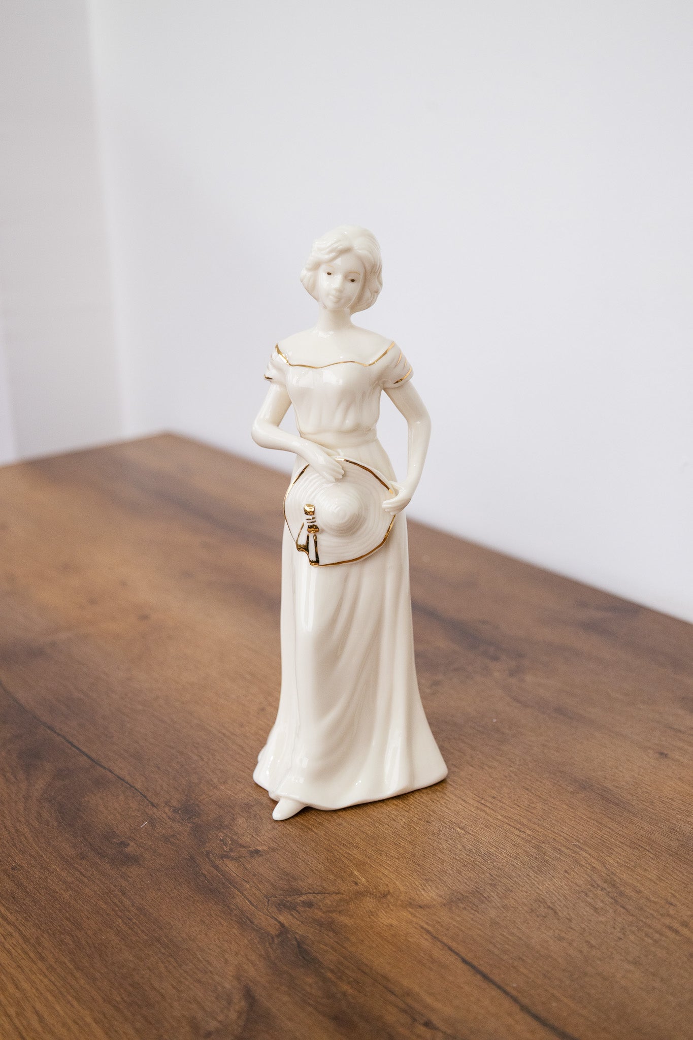 Dama de porcelana con detalles en dorado
