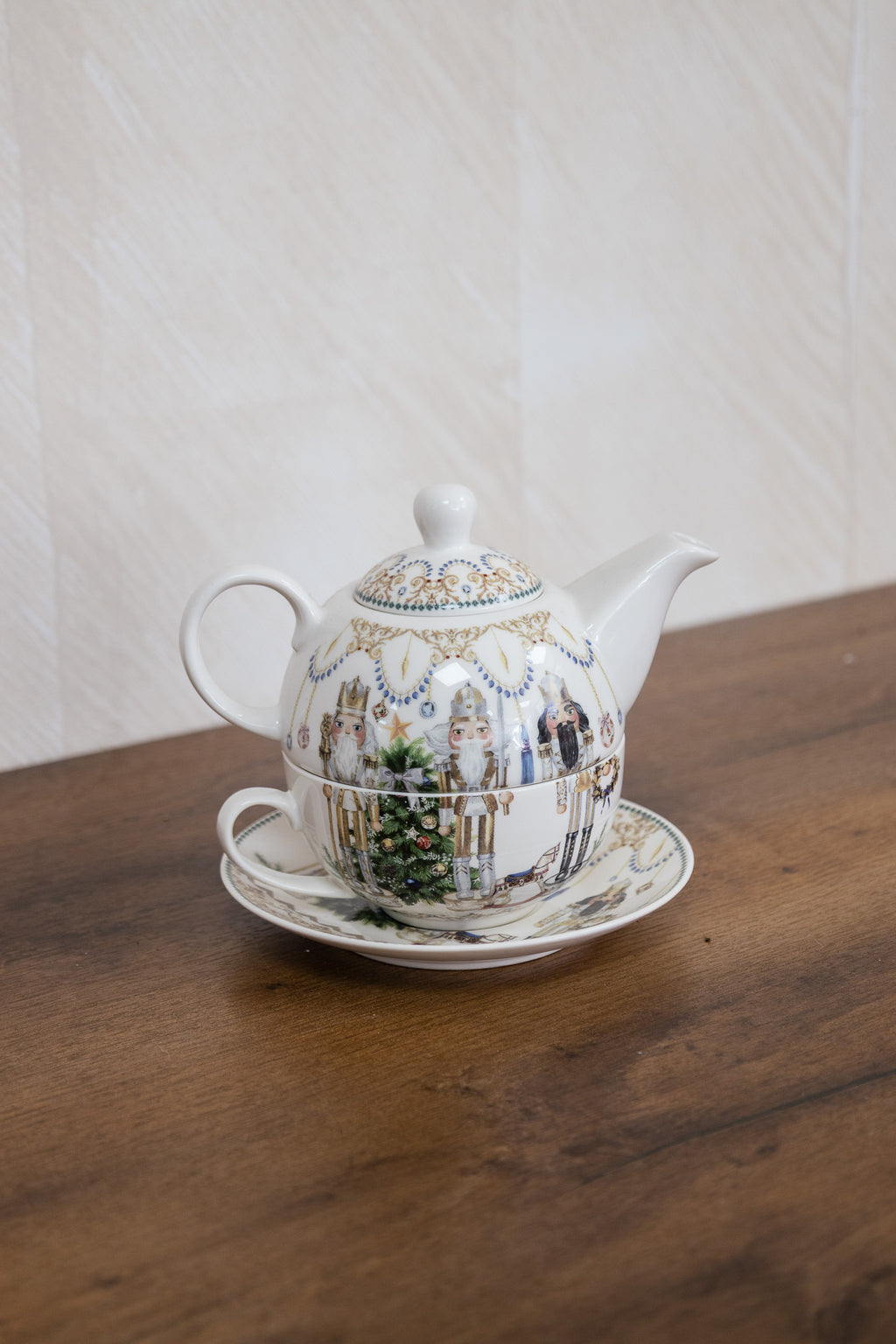 Tetera y taza cascanueces