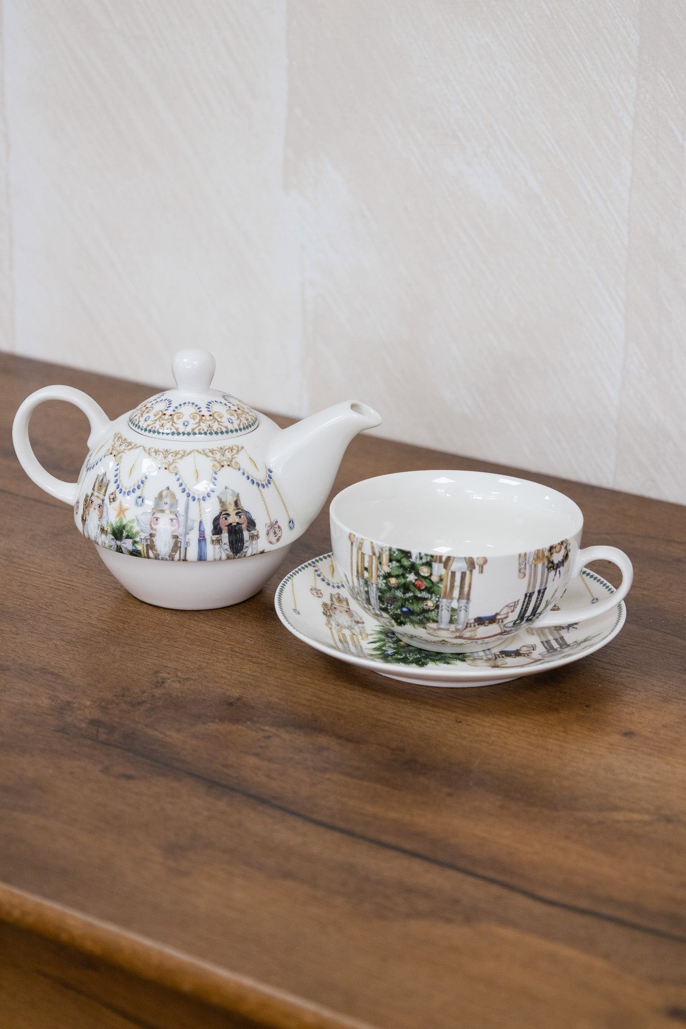 Tetera y taza cascanueces