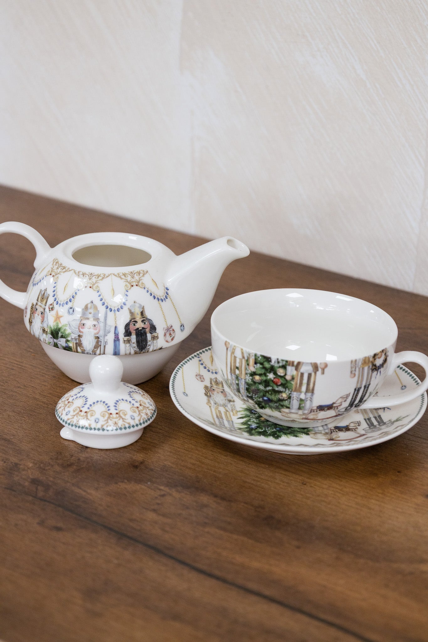 Tetera y taza cascanueces