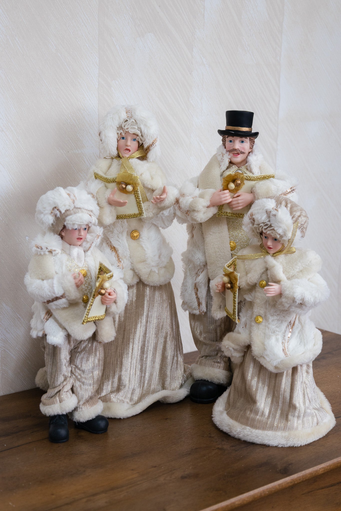 Cantores navideños blancos con dorado