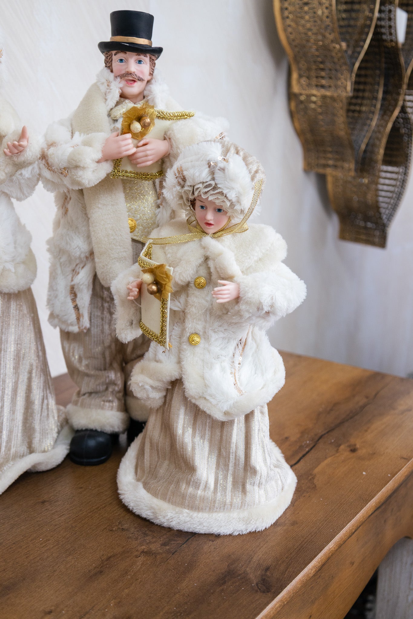 Cantores navideños blancos con dorado