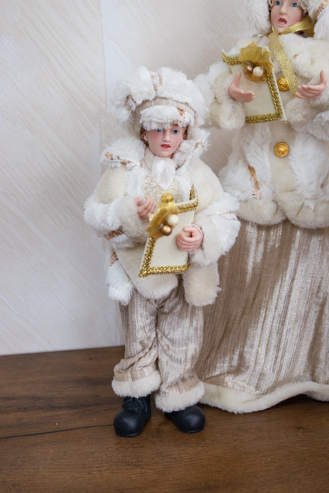 Cantores navideños blancos con dorado