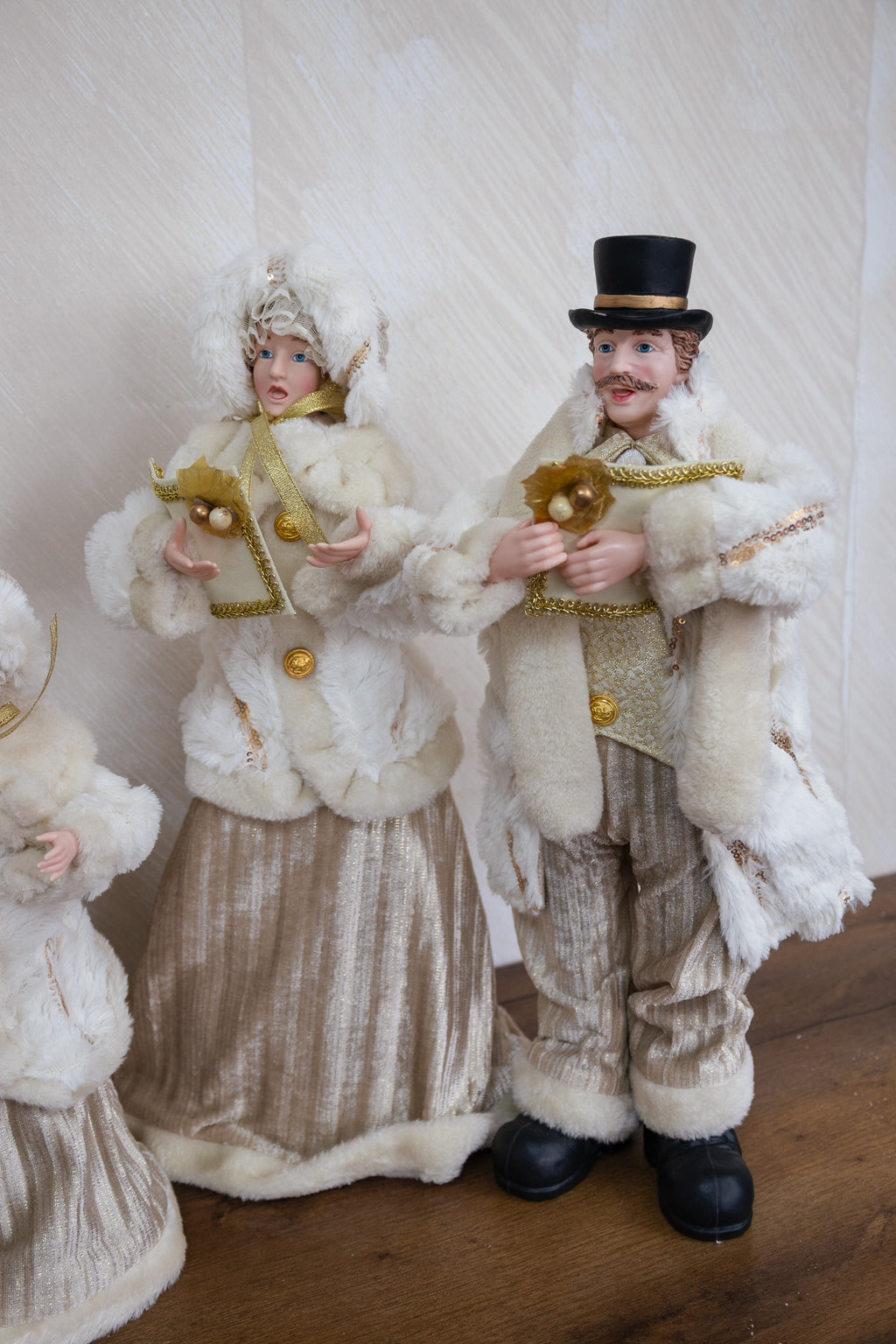 Cantores navideños blancos con dorado
