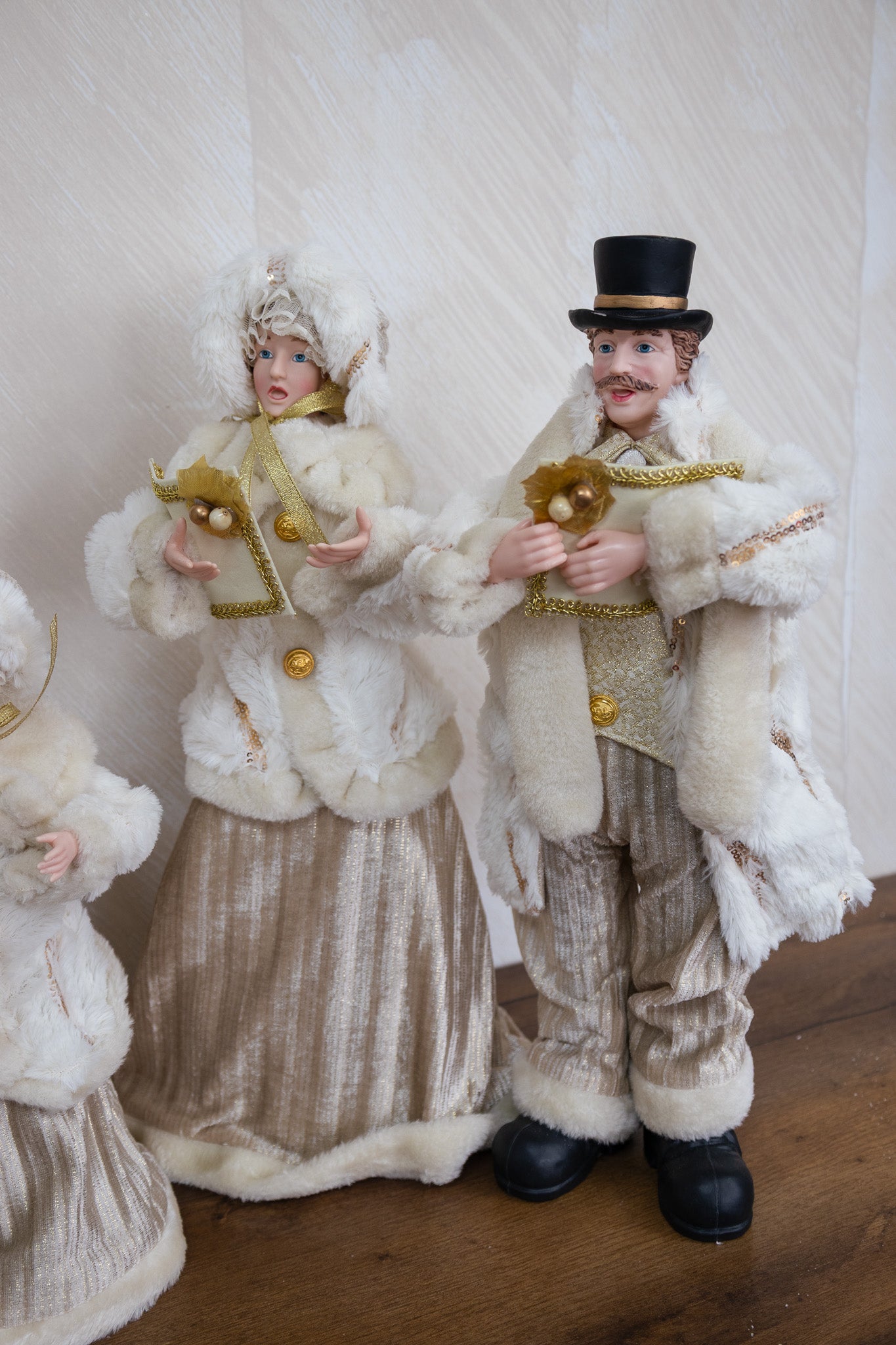 Cantores navideños blancos con dorado
