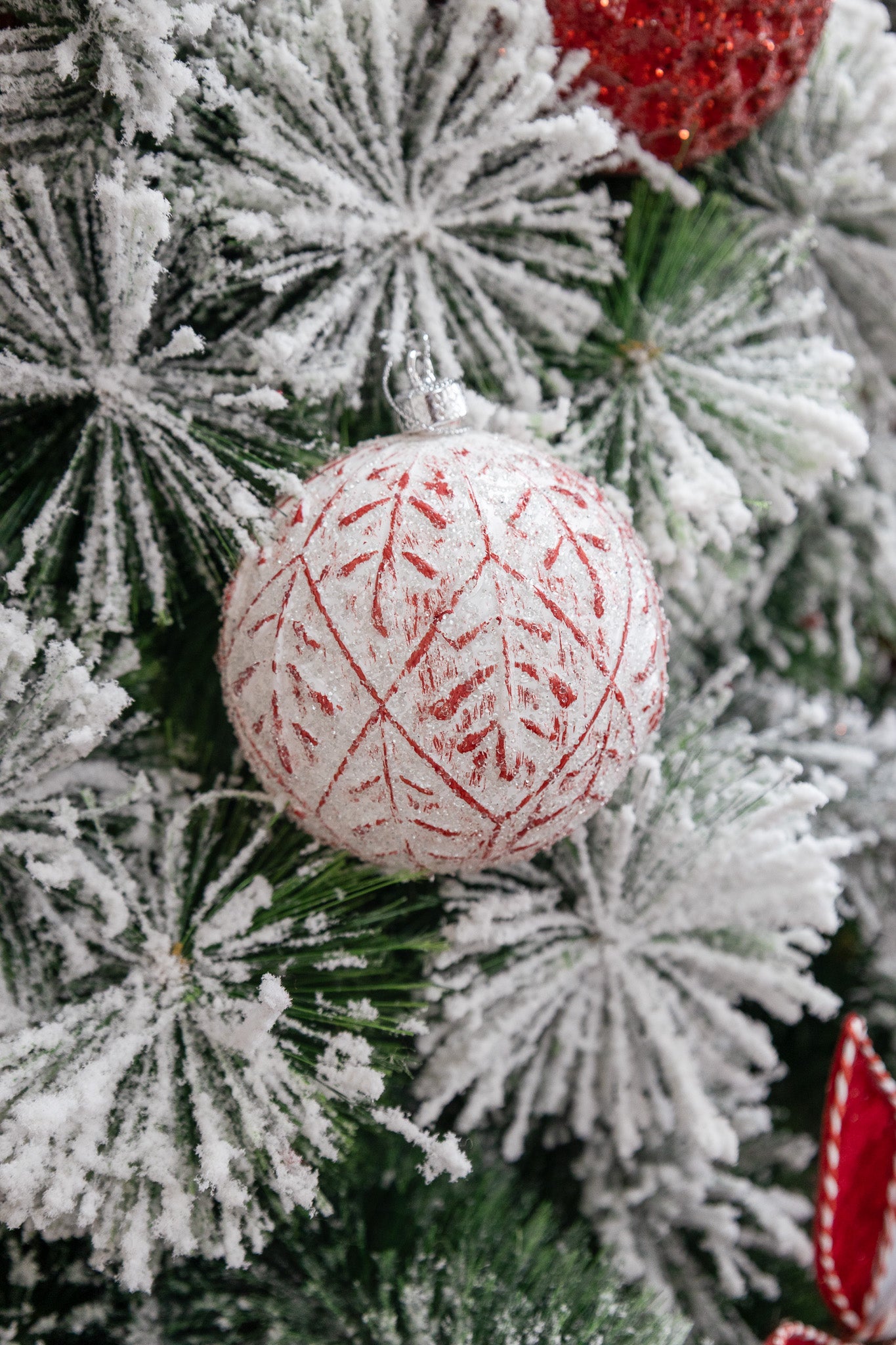 Bombillo de estrella rojo con nieve