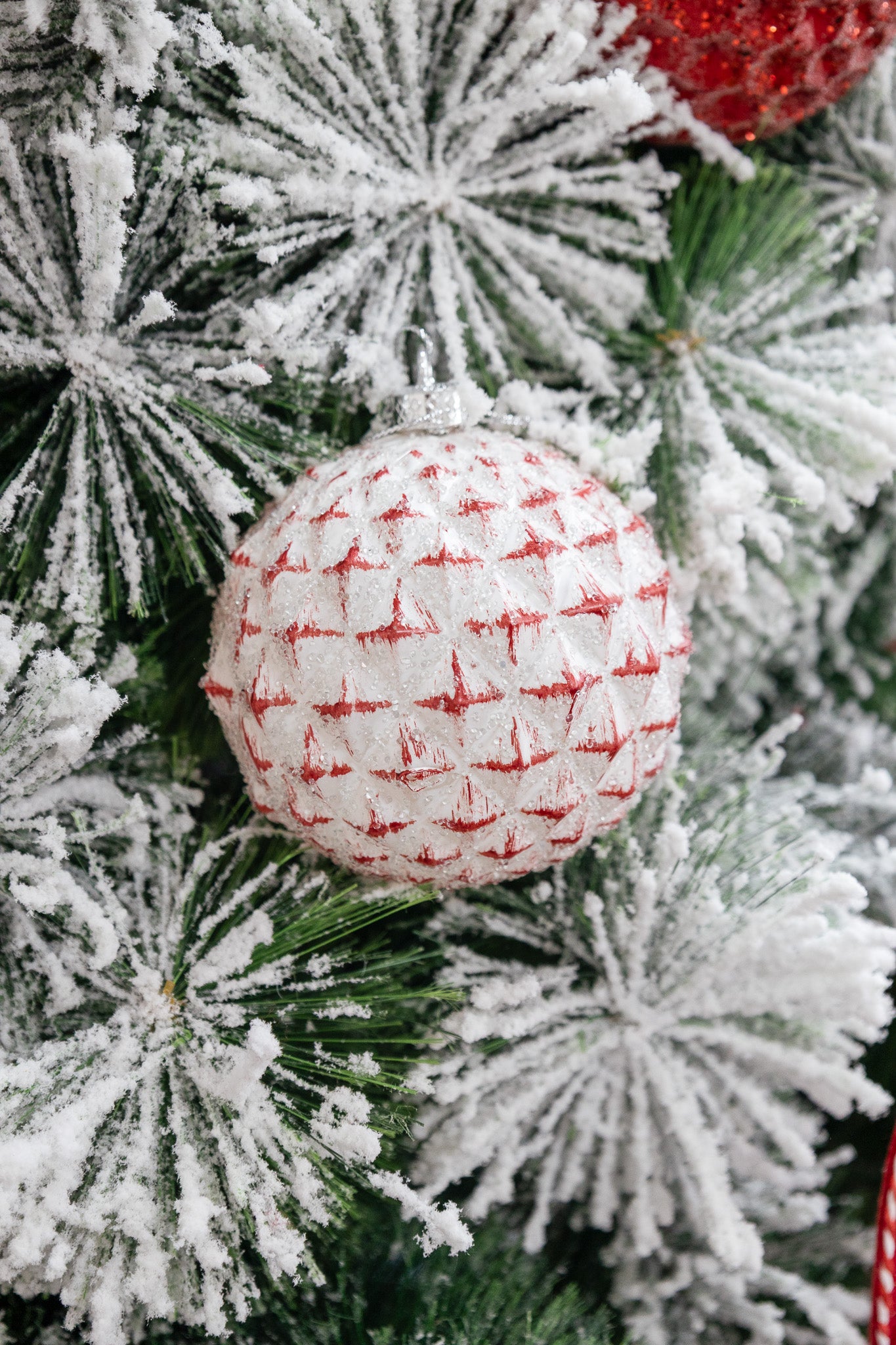 Bombillo rojo con diseño de estrella con nieve
