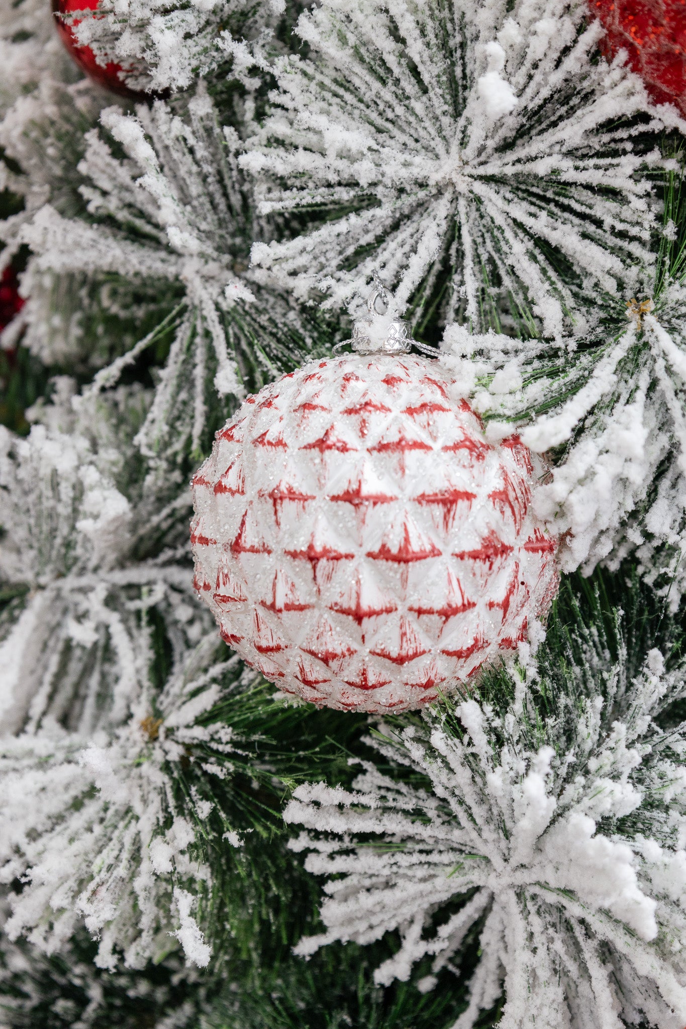 Bombillo rojo con diseño de estrella con nieve